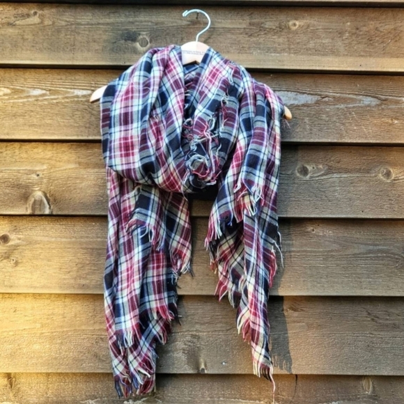 Large plaid square scarf - Picture 3 of 4